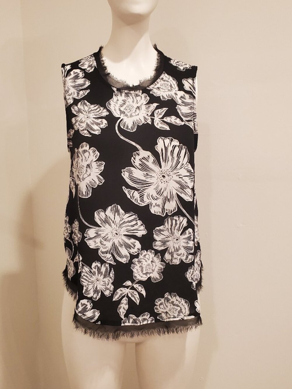 Who What Wear Womens XS Black White Floral Tank Top Fringe Hem Keyhole Back